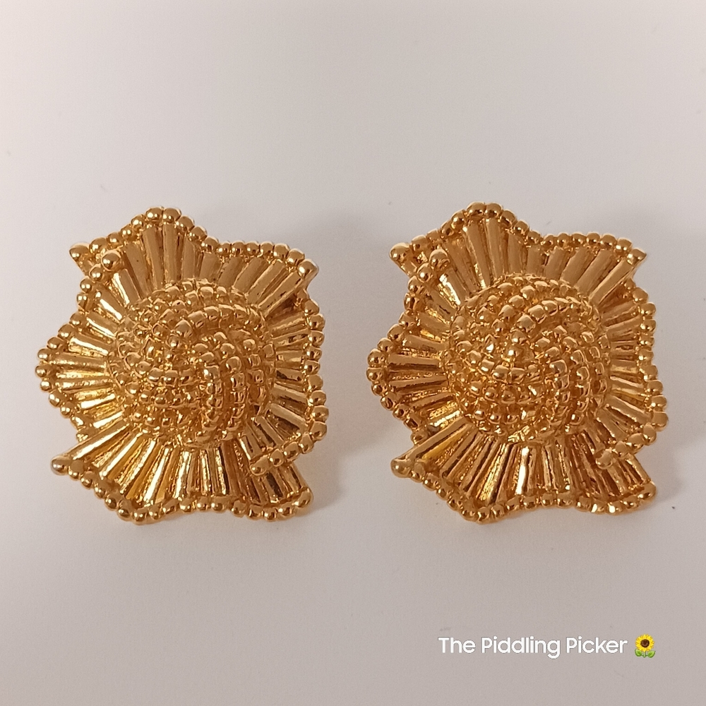 Vintage Avon pierced earrings love knot